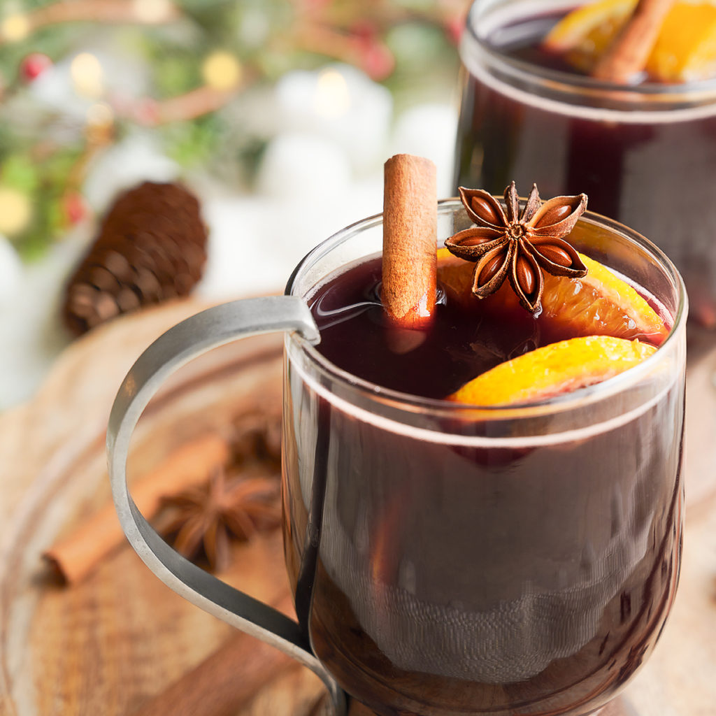 holiday mulled wine in glass mugs with garnish